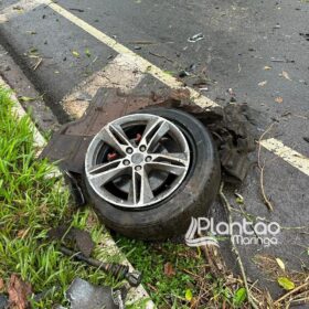 Carro de luxo fica destruído após bater contra árvore em Maringá Foto 13 Fotos de Carro de luxo fica destruído após bater contra árvore em Maringá