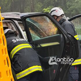 Carro de luxo fica destruído após bater contra árvore em Maringá Foto 14 Fotos de Carro de luxo fica destruído após bater contra árvore em Maringá