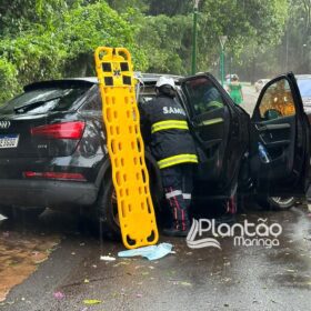 Carro de luxo fica destruído após bater contra árvore em Maringá Foto 15 Fotos de Carro de luxo fica destruído após bater contra árvore em Maringá