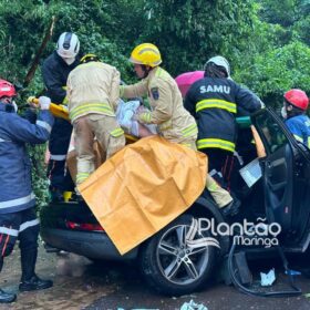 Carro de luxo fica destruído após bater contra árvore em Maringá Foto 3 Fotos de Carro de luxo fica destruído após bater contra árvore em Maringá