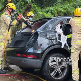 Carro de luxo fica destruído após bater contra árvore em Maringá Foto 5 Fotos de Carro de luxo fica destruído após bater contra árvore em Maringá