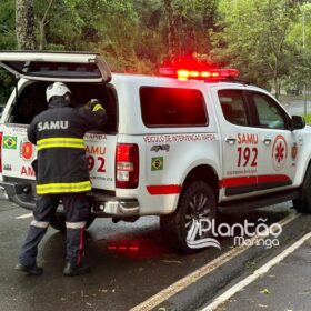 Carro de luxo fica destruído após bater contra árvore em Maringá Foto 6 Fotos de Carro de luxo fica destruído após bater contra árvore em Maringá