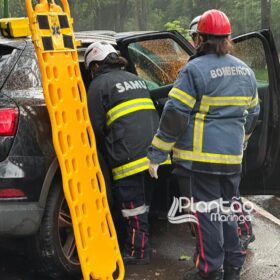 Carro de luxo fica destruído após bater contra árvore em Maringá Foto 8 Fotos de Carro de luxo fica destruído após bater contra árvore em Maringá