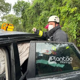 Carro de luxo fica destruído após bater contra árvore em Maringá Foto 9 Fotos de Carro de luxo fica destruído após bater contra árvore em Maringá