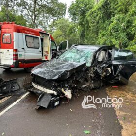 Carro de luxo fica destruído após bater contra árvore em Maringá Foto 10 Fotos de Carro de luxo fica destruído após bater contra árvore em Maringá
