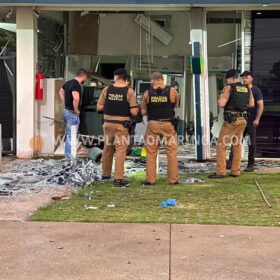 Câmera registrou ladrões que explodiram caixa eletrônico em Maringá Foto 15 Fotos de Câmera registrou ladrões que explodiram caixa eletrônico em Maringá