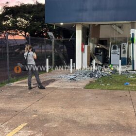Câmera registrou ladrões que explodiram caixa eletrônico em Maringá Foto 16 Fotos de Câmera registrou ladrões que explodiram caixa eletrônico em Maringá
