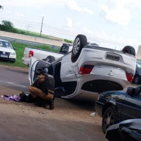Homem é detido após perseguição policial e acidente envolvendo carro roubado Foto 2 Fotos de Homem é detido após perseguição policial e acidente envolvendo carro roubado
