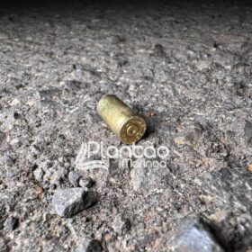 Fotos de Homens são presos após disparos de arma de fogo próximo a um local de homicídio em Sarandi