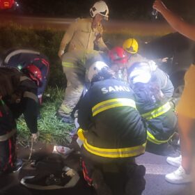 Motorista e intubado após bater carro contra barranco em Maringá Foto 14 Fotos de Motorista e intubado após bater carro contra barranco em Maringá