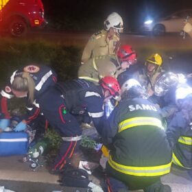 Motorista e intubado após bater carro contra barranco em Maringá Foto 15 Fotos de Motorista e intubado após bater carro contra barranco em Maringá