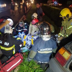 Motorista e intubado após bater carro contra barranco em Maringá Foto 9 Fotos de Motorista e intubado após bater carro contra barranco em Maringá