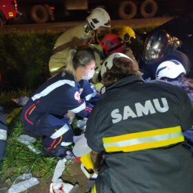 Motorista e intubado após bater carro contra barranco em Maringá Foto 7 Fotos de Motorista e intubado após bater carro contra barranco em Maringá