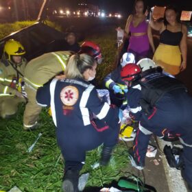 Motorista e intubado após bater carro contra barranco em Maringá Foto 10 Fotos de Motorista e intubado após bater carro contra barranco em Maringá