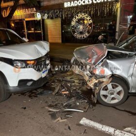 Motorista anda na contramão em avenida de Maringá e bate de frente com outro carro Foto 14 Fotos de Motorista anda na contramão em avenida de Maringá e bate de frente com outro carro