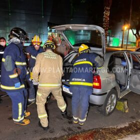 Motorista anda na contramão em avenida de Maringá e bate de frente com outro carro Foto 15 Fotos de Motorista anda na contramão em avenida de Maringá e bate de frente com outro carro