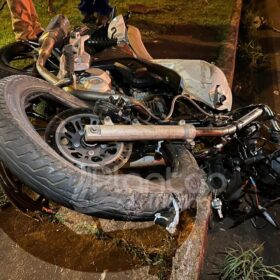 Motociclista foge da polícia na contramão e bate de frente com carro em Maringá Foto 4 Fotos de Motociclista foge da polícia na contramão e bate de frente com carro em Maringá
