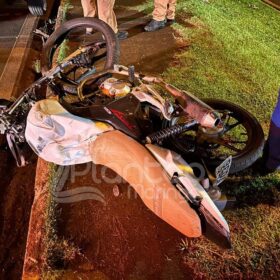 Motociclista foge da polícia na contramão e bate de frente com carro em Maringá Foto 5 Fotos de Motociclista foge da polícia na contramão e bate de frente com carro em Maringá