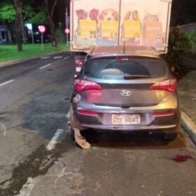 Fotos de Motorista avança preferencial causa grave acidente e foge sem prestar socorro em Maringá, placa do carro ficou no local