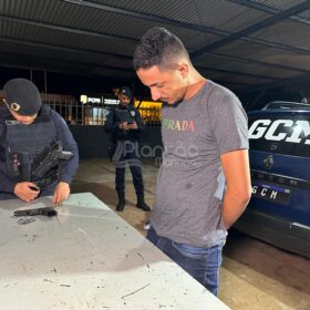 Homem com mandado de prisão em aberto por homicídio é preso com pistola, em Sarandi Foto 4 Fotos de Homem com mandado de prisão em aberto por homicídio é preso com pistola, em Sarandi