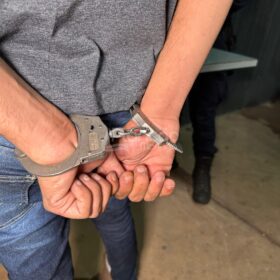 Homem com mandado de prisão em aberto por homicídio é preso com pistola, em Sarandi Foto 5 Fotos de Homem com mandado de prisão em aberto por homicídio é preso com pistola, em Sarandi