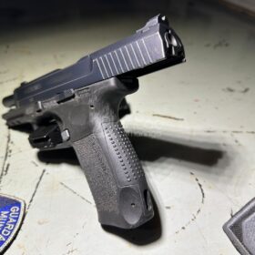 Homem com mandado de prisão em aberto por homicídio é preso com pistola, em Sarandi Foto 8 Fotos de Homem com mandado de prisão em aberto por homicídio é preso com pistola, em Sarandi