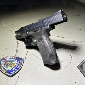 Homem com mandado de prisão em aberto por homicídio é preso com pistola, em Sarandi Foto 7 Fotos de Homem com mandado de prisão em aberto por homicídio é preso com pistola, em Sarandi