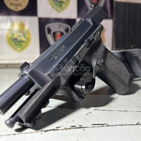 Homem com mandado de prisão em aberto por homicídio é preso com pistola, em Sarandi Foto 9 Fotos de Homem com mandado de prisão em aberto por homicídio é preso com pistola, em Sarandi