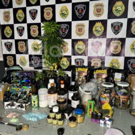 Dupla é presa ao ser flagrada com haxixe e polícia localiza na casa de um deles vários tipos de drogas em Maringá Foto 16 Fotos de Dupla é presa ao ser flagrada com haxixe e polícia localiza na casa de um deles vários tipos de drogas em Maringá