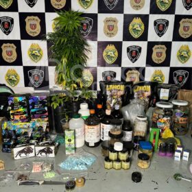 Dupla é presa ao ser flagrada com haxixe e polícia localiza na casa de um deles vários tipos de drogas em Maringá Foto 14 Fotos de Dupla é presa ao ser flagrada com haxixe e polícia localiza na casa de um deles vários tipos de drogas em Maringá