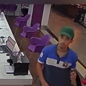 VÍDEO: Homem armado se passa por cliente e rouba vários celulares em shopping Maringá Foto 3 Fotos de VÍDEO: Homem armado se passa por cliente e rouba vários celulares em shopping Maringá