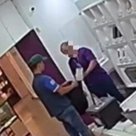 VÍDEO: Homem armado se passa por cliente e rouba vários celulares em shopping Maringá Foto 2 Fotos de VÍDEO: Homem armado se passa por cliente e rouba vários celulares em shopping Maringá