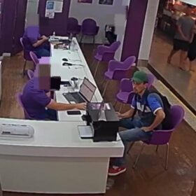 VÍDEO: Homem armado se passa por cliente e rouba vários celulares em shopping Maringá Foto 4 Fotos de VÍDEO: Homem armado se passa por cliente e rouba vários celulares em shopping Maringá
