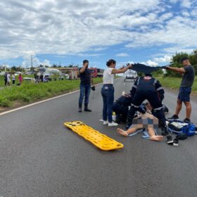 Acidente envolvendo duas motos de alta cilindrada e um carro deixa dois jovens feridos Foto 2 Fotos de Acidente envolvendo duas motos de alta cilindrada e um carro deixa dois jovens feridos