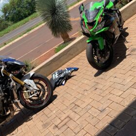 Acidente envolvendo duas motos de alta cilindrada e um carro deixa dois jovens feridos Foto 3 Fotos de Acidente envolvendo duas motos de alta cilindrada e um carro deixa dois jovens feridos