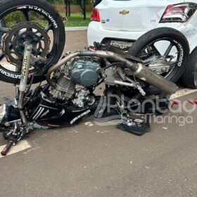 Câmera registra momento em que motociclista bate em carro, é arremessado e cai após passar por cima do veículo, em Sarandi Foto 2 Fotos de Câmera registra momento em que motociclista bate em carro, é arremessado e cai após passar por cima do veículo, em Sarandi