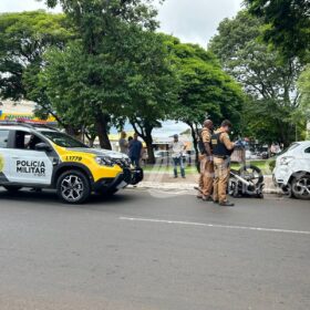 Câmera registra momento em que motociclista bate em carro, é arremessado e cai após passar por cima do veículo, em Sarandi Foto 3 Fotos de Câmera registra momento em que motociclista bate em carro, é arremessado e cai após passar por cima do veículo, em Sarandi