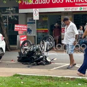 Câmera registra momento em que motociclista bate em carro, é arremessado e cai após passar por cima do veículo, em Sarandi Foto 4 Fotos de Câmera registra momento em que motociclista bate em carro, é arremessado e cai após passar por cima do veículo, em Sarandi