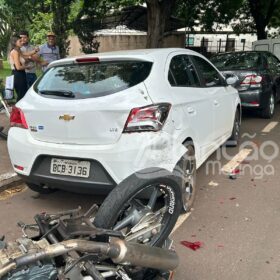 Câmera registra momento em que motociclista bate em carro, é arremessado e cai após passar por cima do veículo, em Sarandi Foto 5 Fotos de Câmera registra momento em que motociclista bate em carro, é arremessado e cai após passar por cima do veículo, em Sarandi
