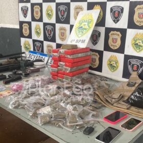 Casal é preso ao ser flagrado transportando drogas em carro roubado em Maringá Foto 4 Fotos de Casal é preso ao ser flagrado transportando drogas em carro roubado em Maringá