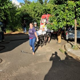 Duas mulheres e uma criança sofreram ferimentos graves após carro bater em árvore Foto 2 Fotos de Duas mulheres e uma criança sofreram ferimentos graves após carro bater em árvore