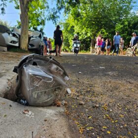 Duas mulheres e uma criança sofreram ferimentos graves após carro bater em árvore Foto 3 Fotos de Duas mulheres e uma criança sofreram ferimentos graves após carro bater em árvore