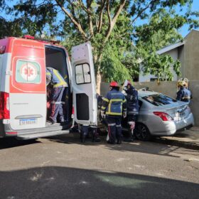 Duas mulheres e uma criança sofreram ferimentos graves após carro bater em árvore Foto 1 Fotos de Duas mulheres e uma criança sofreram ferimentos graves após carro bater em árvore