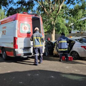 Duas mulheres e uma criança sofreram ferimentos graves após carro bater em árvore Foto 6 Fotos de Duas mulheres e uma criança sofreram ferimentos graves após carro bater em árvore