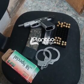 Homem é preso com pistola 9mm e dois carregadores de fuzil, em Sarandi Foto 2 Fotos de Homem é preso com pistola 9mm e dois carregadores de fuzil, em Sarandi
