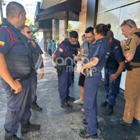 Homem é socorrido em estado grave após ser atingido com 5 tiros em Maringá Foto 8 Fotos de Homem é socorrido em estado grave após ser atingido com 5 tiros em Maringá