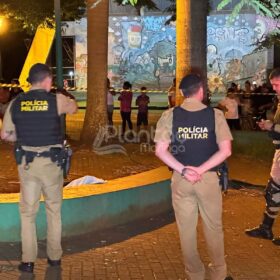 Jovem é executado a tiros e mulher é baleada em praça na zona sul de Maringá Foto 2 Fotos de Jovem é executado a tiros e mulher é baleada em praça na zona sul de Maringá