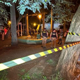 Jovem é executado a tiros e mulher é baleada em praça na zona sul de Maringá Foto 12 Fotos de Jovem é executado a tiros e mulher é baleada em praça na zona sul de Maringá