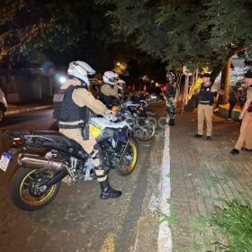 Jovem é executado a tiros e mulher é baleada em praça na zona sul de Maringá Foto 1 Fotos de Jovem é executado a tiros e mulher é baleada em praça na zona sul de Maringá