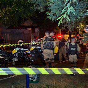 Jovem é executado a tiros e mulher é baleada em praça na zona sul de Maringá Foto 4 Fotos de Jovem é executado a tiros e mulher é baleada em praça na zona sul de Maringá